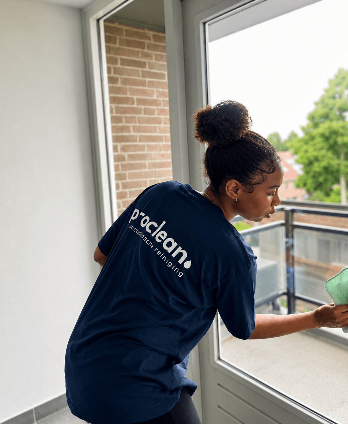 Schoonmaak proclean – H2 foto Proclean verzorgt de wekelijkse schoonmaak van algemene ruimtes voor VvE's en vastgoedbeheerders in regio Eindhoven. Betrouwbaar, op vaste momenten en volledig ontzorgd.